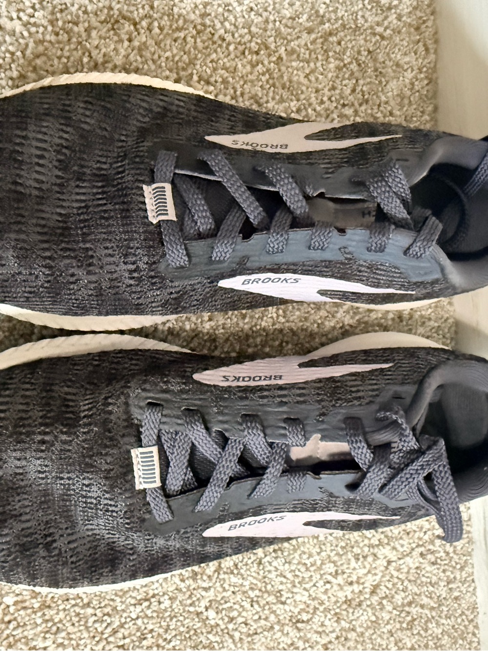 Brooks Women Launch 8 Navy and White Athletic Sneakers